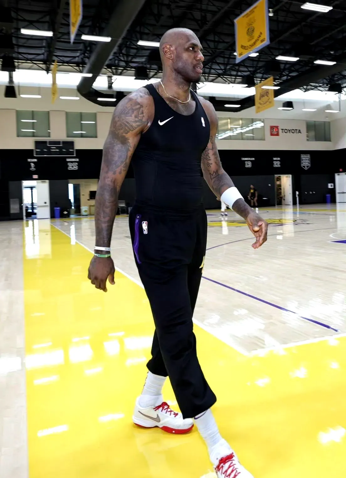 詹姆斯连续五场比赛得分超过大比分获胜，FPX不断突破！